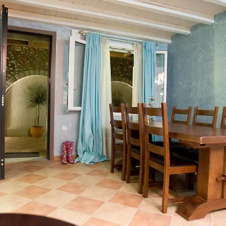 Apelon Tiritas Villa *